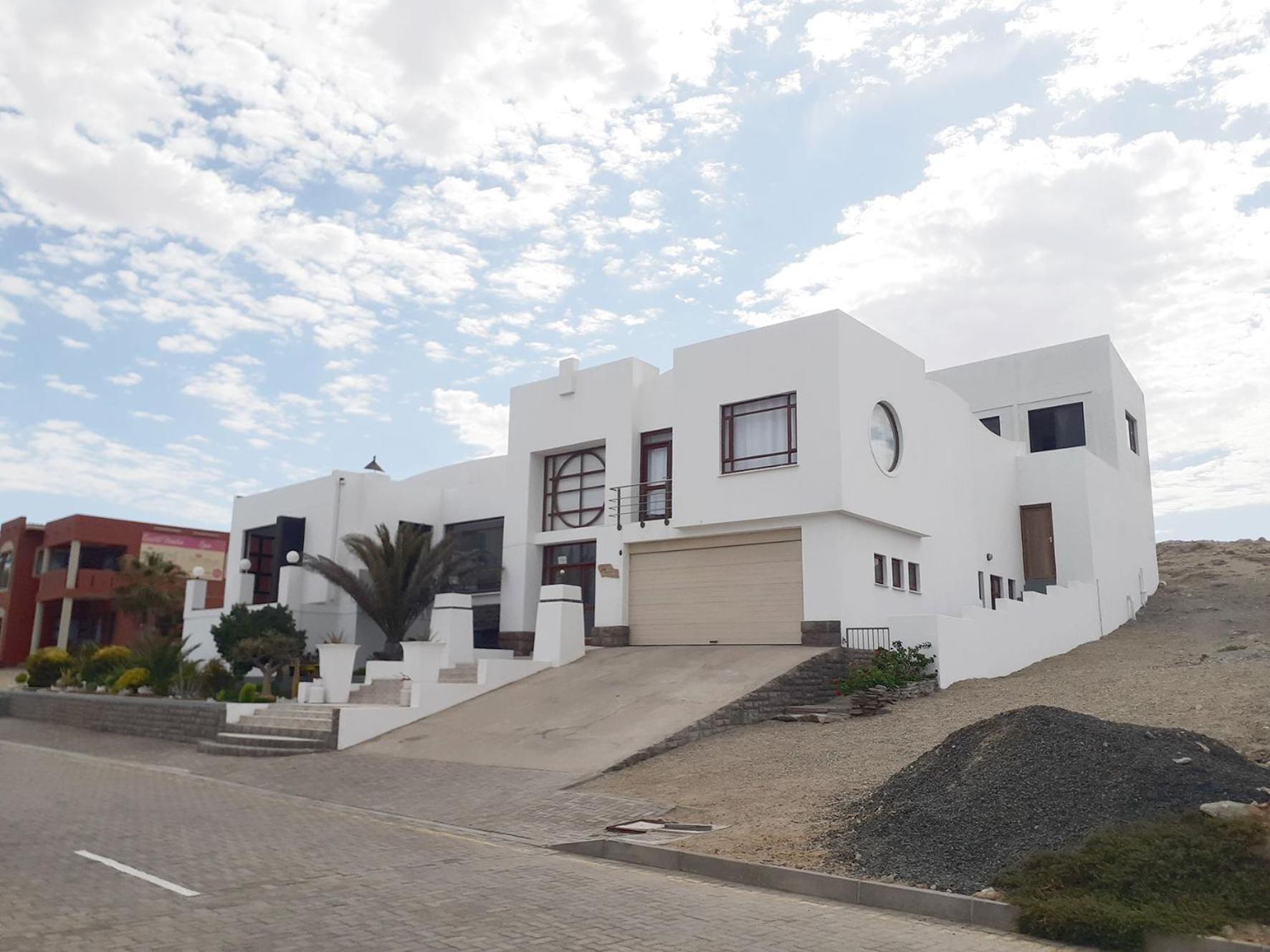 Shark Island Guesthouse 뤼데리츠 외부 사진